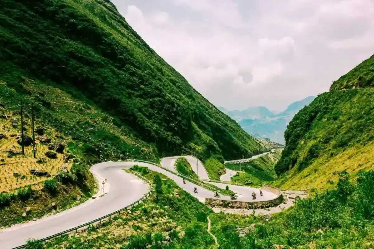 The road towards Dong Van between green mountains